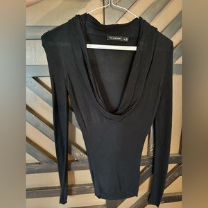 Limited low cut thin sweater